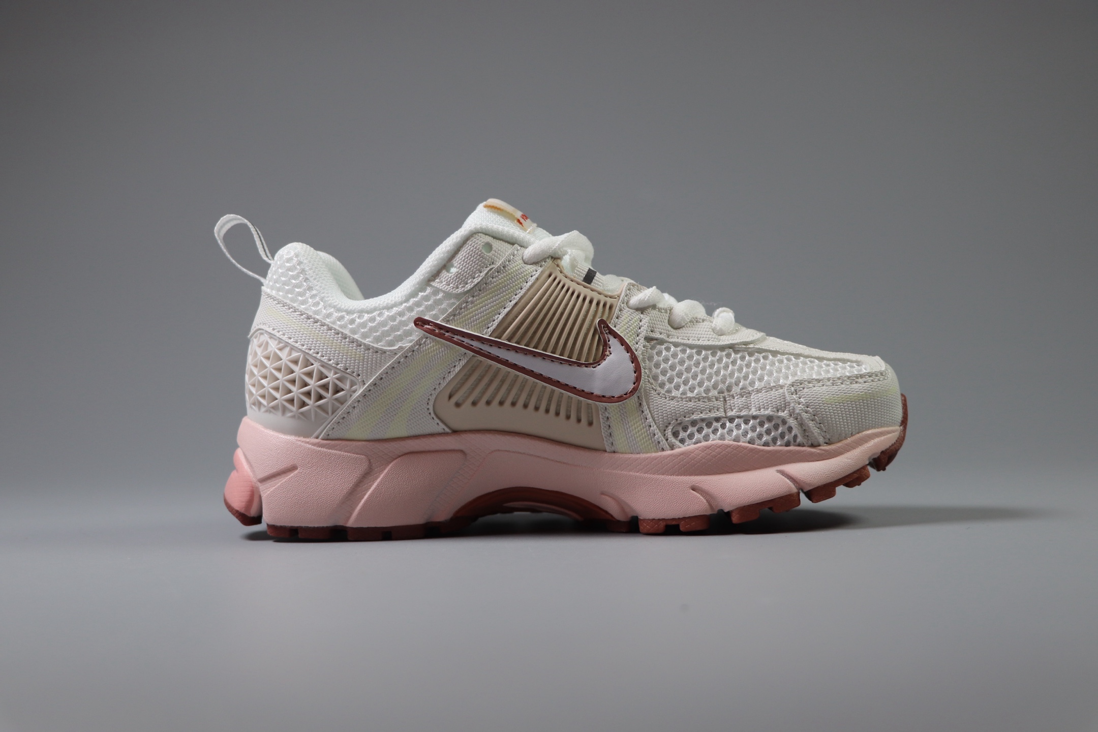 图片[2]-Nike Air Zoom Vomero5 童鞋定制 复古潮流运动鞋 鞋款采用多层设计，融入织物与合成材质，后跟网眼拼接和透气孔设计，轻盈透气Zoom Air缓震配置提供出色脚感。 货号：FJ2028 002 尺码：25-37-选品中心