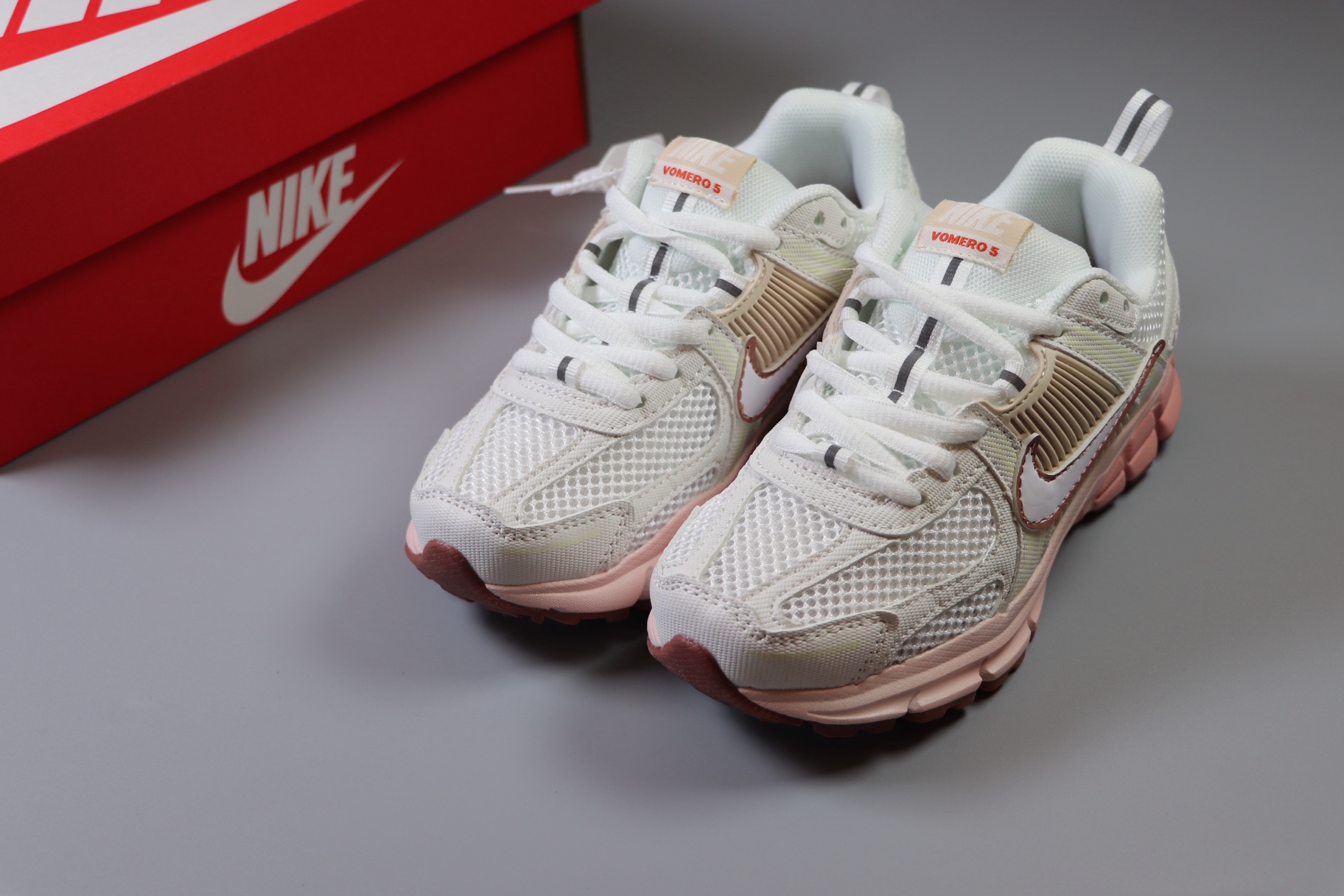 图片[9]-Nike Air Zoom Vomero5 童鞋定制 复古潮流运动鞋 鞋款采用多层设计，融入织物与合成材质，后跟网眼拼接和透气孔设计，轻盈透气Zoom Air缓震配置提供出色脚感。 货号：FJ2028 002 尺码：25-37-选品中心