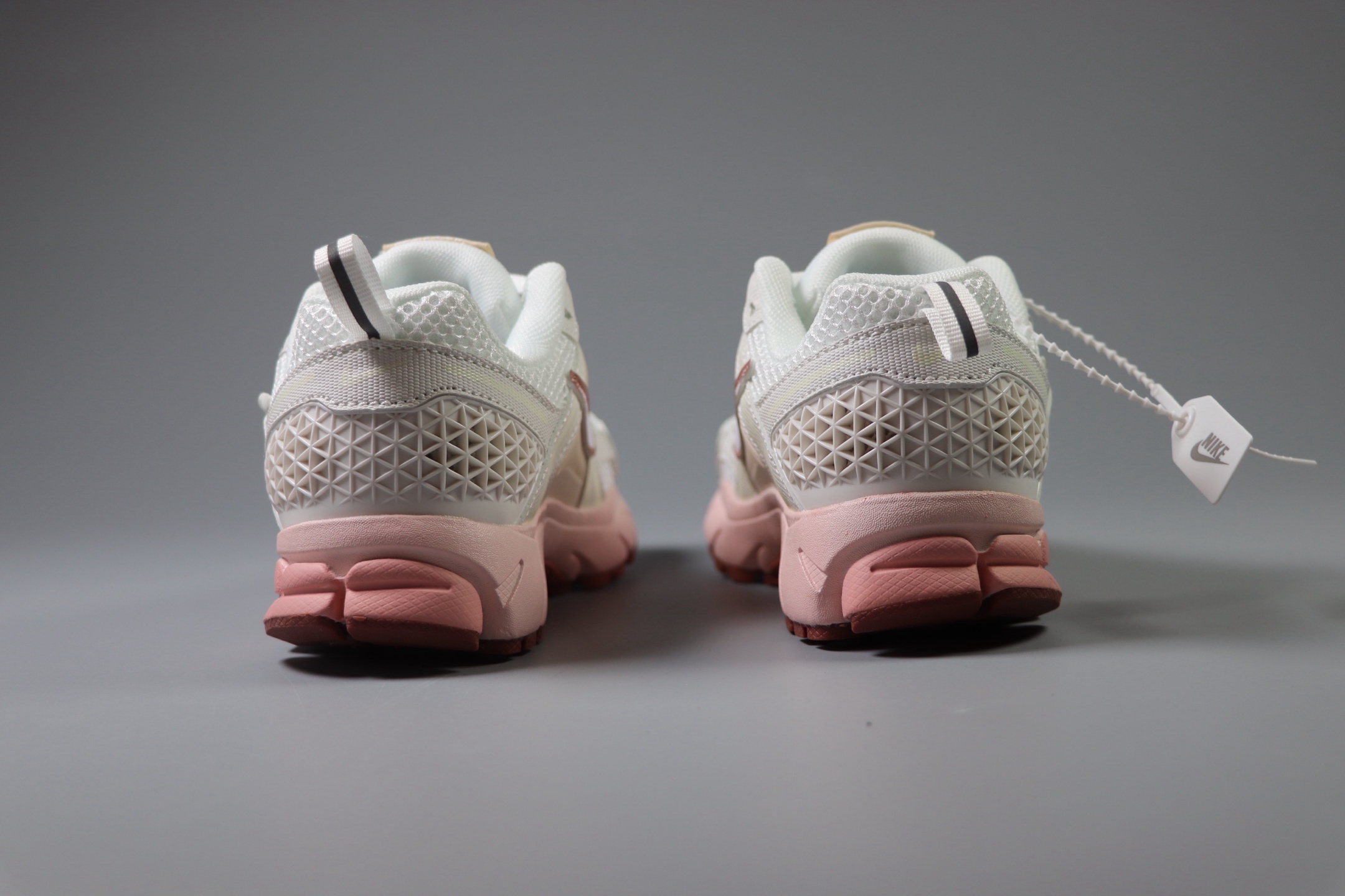 图片[4]-Nike Air Zoom Vomero5 童鞋定制 复古潮流运动鞋 鞋款采用多层设计，融入织物与合成材质，后跟网眼拼接和透气孔设计，轻盈透气Zoom Air缓震配置提供出色脚感。 货号：FJ2028 002 尺码：25-37-选品中心