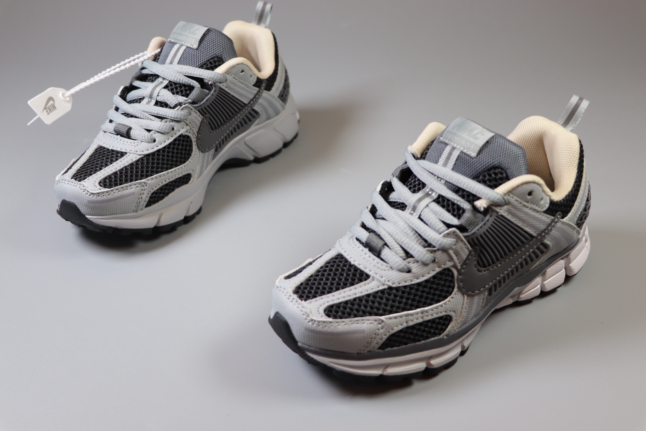 图片[8]-Nike Air Zoom Vomero5 童鞋定制 复古潮流运动鞋 鞋款采用多层设计，融入织物与合成材质，后跟网眼拼接和透气孔设计，轻盈透气Zoom Air缓震配置提供出色脚感。 货号：HV5982 001 尺码：25-37-选品中心