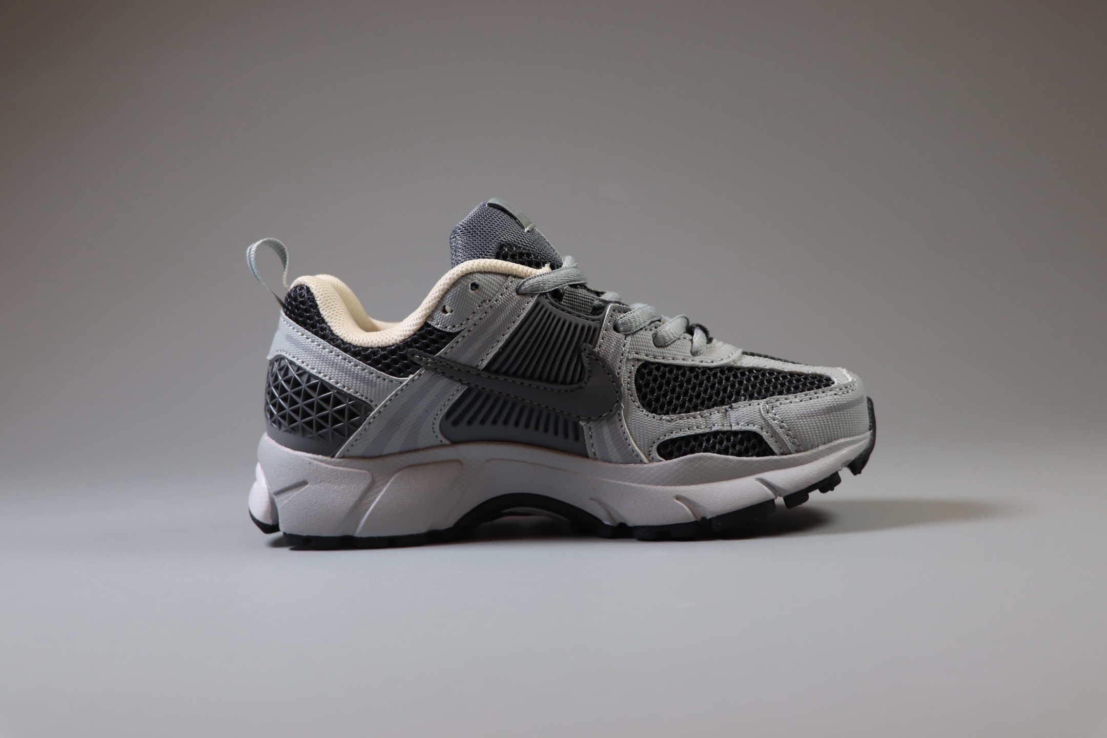 图片[2]-Nike Air Zoom Vomero5 童鞋定制 复古潮流运动鞋 鞋款采用多层设计，融入织物与合成材质，后跟网眼拼接和透气孔设计，轻盈透气Zoom Air缓震配置提供出色脚感。 货号：HV5982 001 尺码：25-37-选品中心