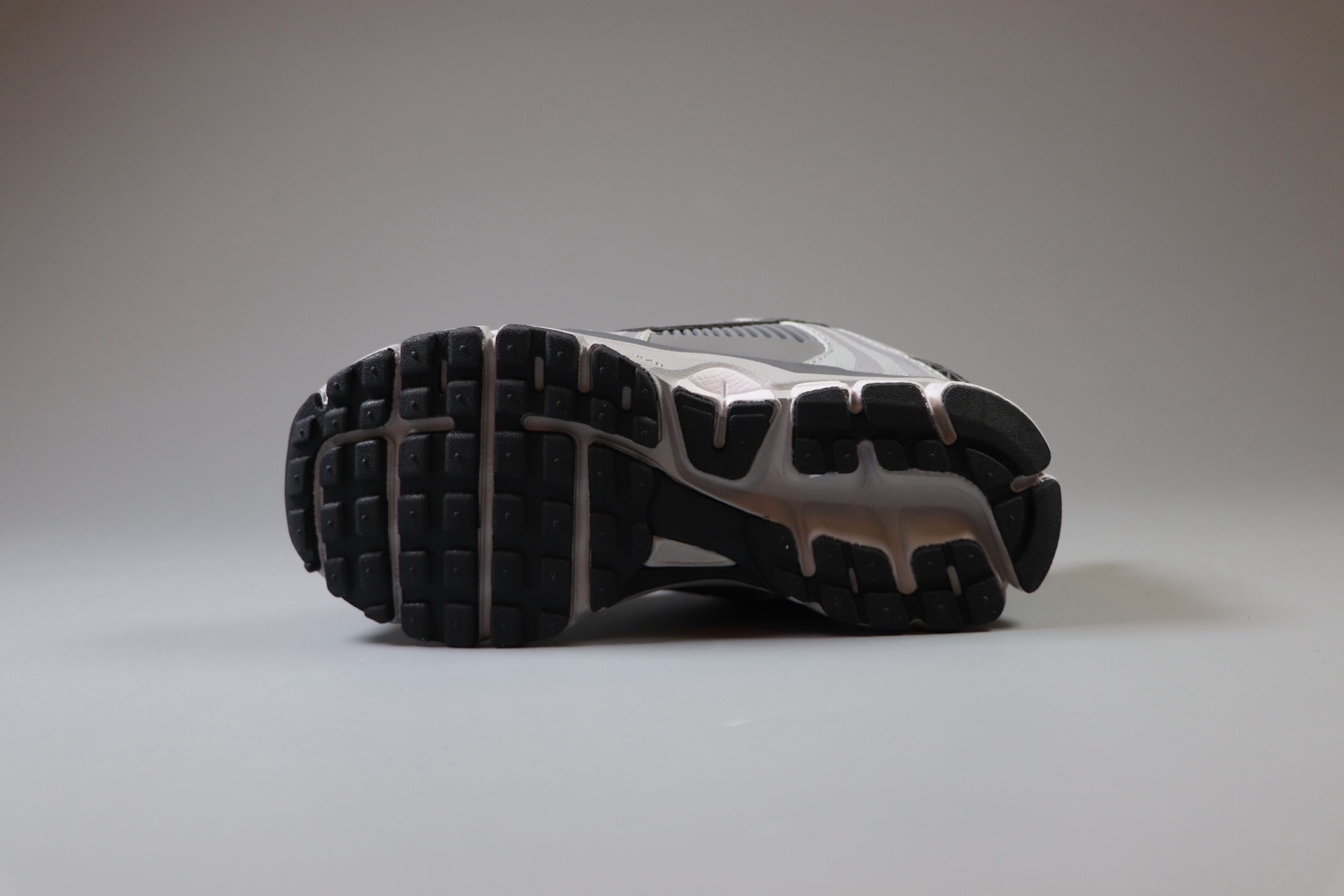 图片[3]-Nike Air Zoom Vomero5 童鞋定制 复古潮流运动鞋 鞋款采用多层设计，融入织物与合成材质，后跟网眼拼接和透气孔设计，轻盈透气Zoom Air缓震配置提供出色脚感。 货号：HV5982 001 尺码：25-37-选品中心