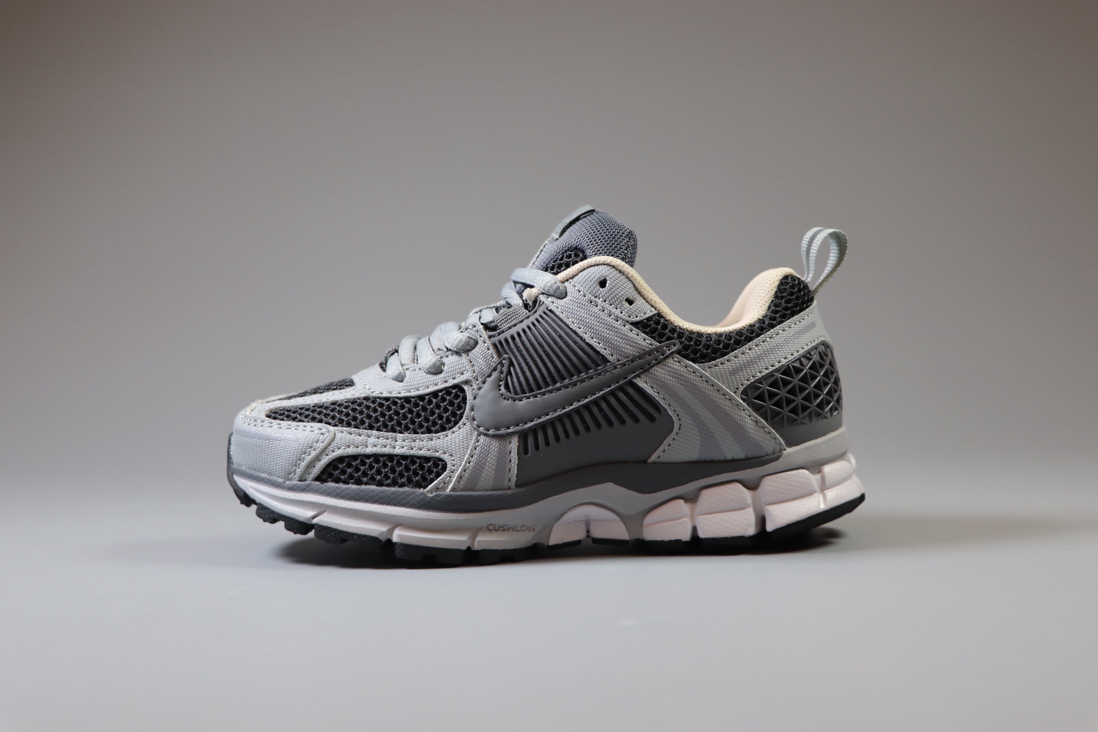 Nike Air Zoom Vomero5 童鞋定制 复古潮流运动鞋 鞋款采用多层设计，融入织物与合成材质，后跟网眼拼接和透气孔设计，轻盈透气Zoom Air缓震配置提供出色脚感。 货号：HV5982 001 尺码：25-37-选品中心