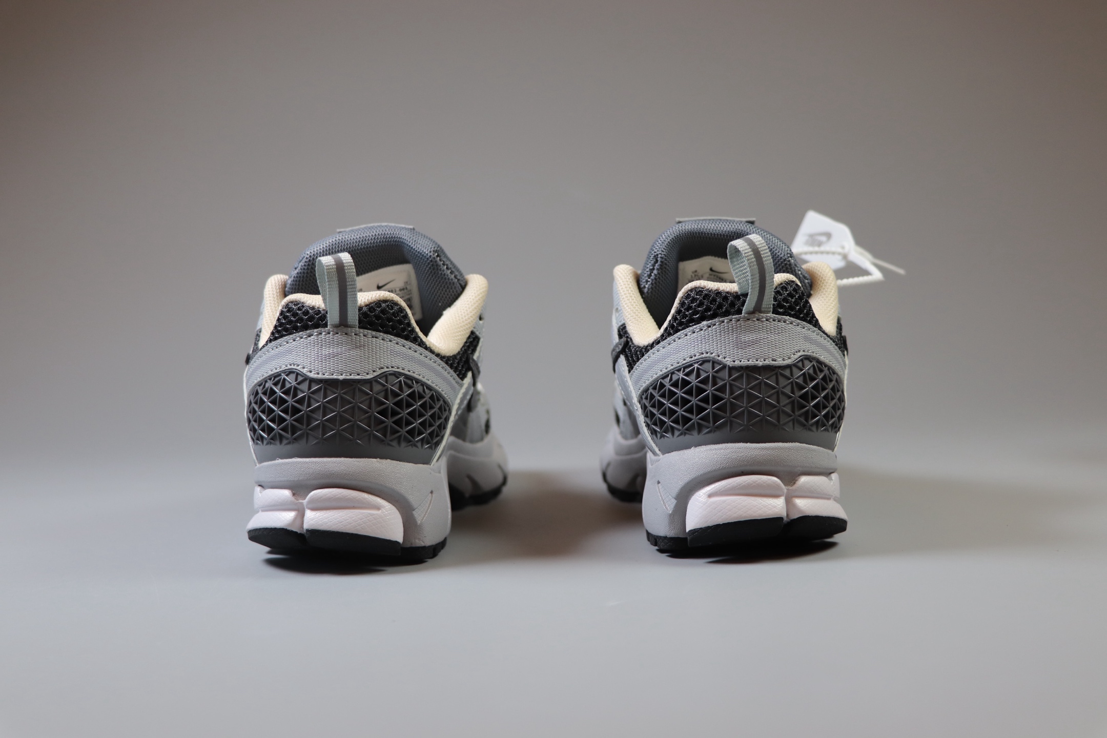 图片[4]-Nike Air Zoom Vomero5 童鞋定制 复古潮流运动鞋 鞋款采用多层设计，融入织物与合成材质，后跟网眼拼接和透气孔设计，轻盈透气Zoom Air缓震配置提供出色脚感。 货号：HV5982 001 尺码：25-37-选品中心