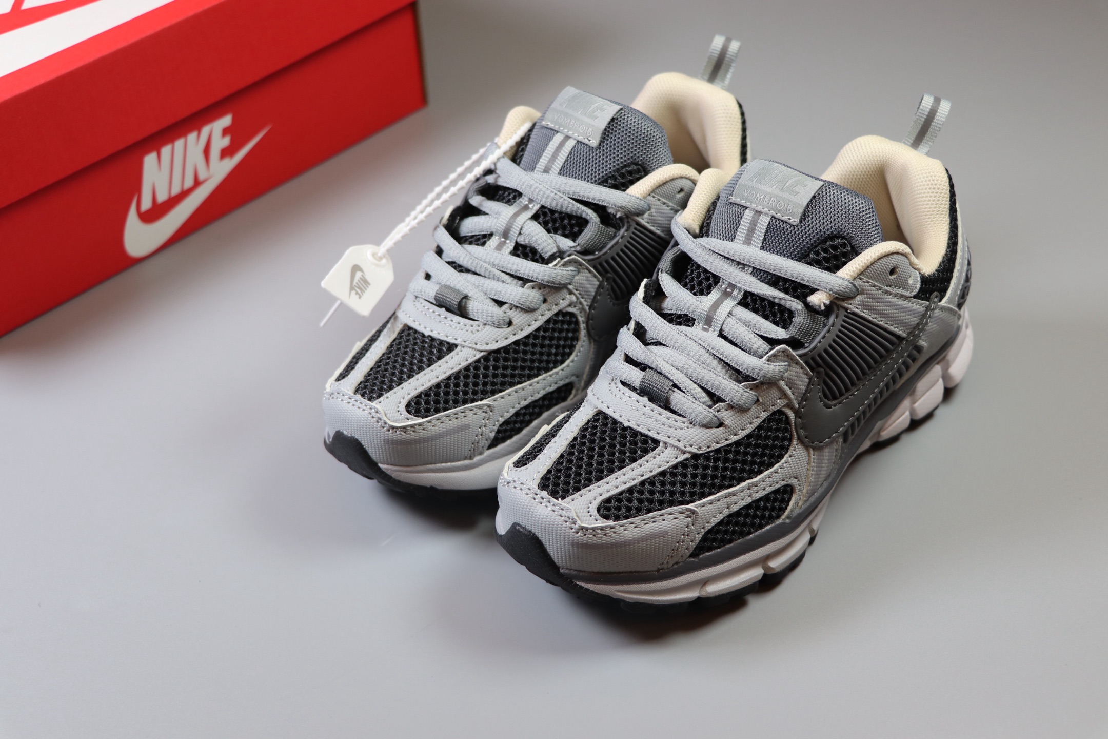 图片[9]-Nike Air Zoom Vomero5 童鞋定制 复古潮流运动鞋 鞋款采用多层设计，融入织物与合成材质，后跟网眼拼接和透气孔设计，轻盈透气Zoom Air缓震配置提供出色脚感。 货号：HV5982 001 尺码：25-37-选品中心