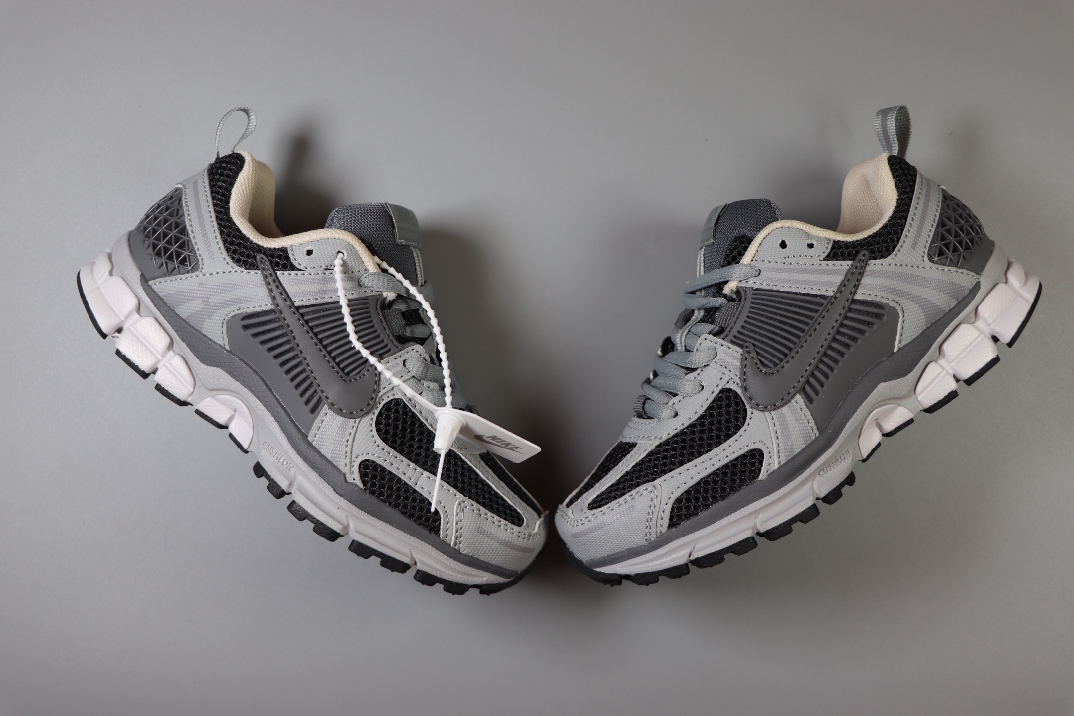 图片[6]-Nike Air Zoom Vomero5 童鞋定制 复古潮流运动鞋 鞋款采用多层设计，融入织物与合成材质，后跟网眼拼接和透气孔设计，轻盈透气Zoom Air缓震配置提供出色脚感。 货号：HV5982 001 尺码：25-37-选品中心