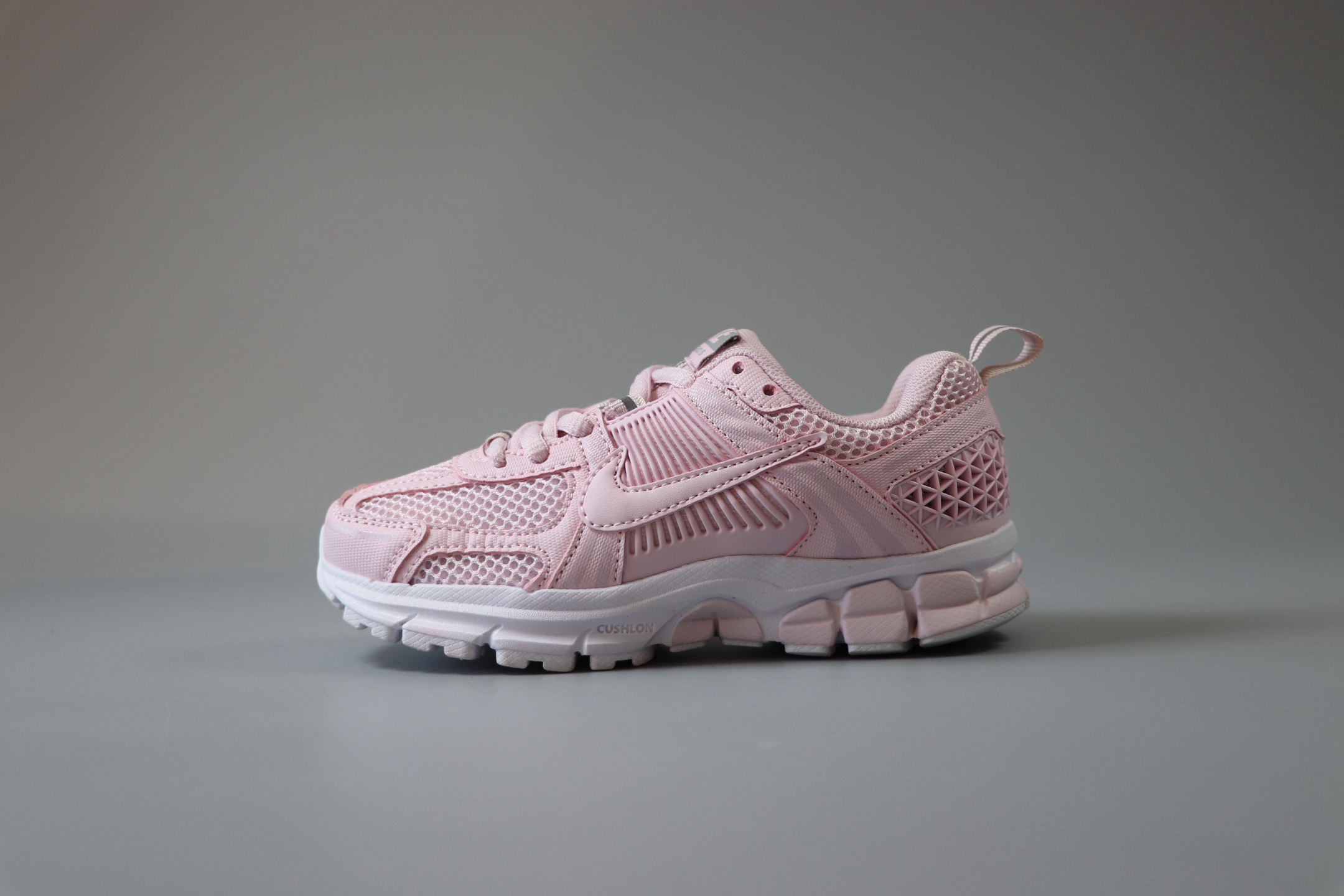 NO:676359,Nike Air Zoom Vomero5 children's shoes customized retro trendy sports shoes. The shoes adopt a multi-layer design, incorporating fabric and synthetic materials. The heel mesh stitching and breathable hole design, the lightweight and breathable Zoom Air cushioning configuration provide excellent foot feel. Size 25-37, Nike series, sneakers,19860909Nike Air Zoom Vomero5 童鞋定制 复古潮流运动鞋 鞋款采用多层设计,融入织物与合成材质,后跟网眼拼接和透气孔设计,轻盈透气Zoom Air缓震配置提供出色脚感. 码数25-37,耐克系列,sneakers,,Children's