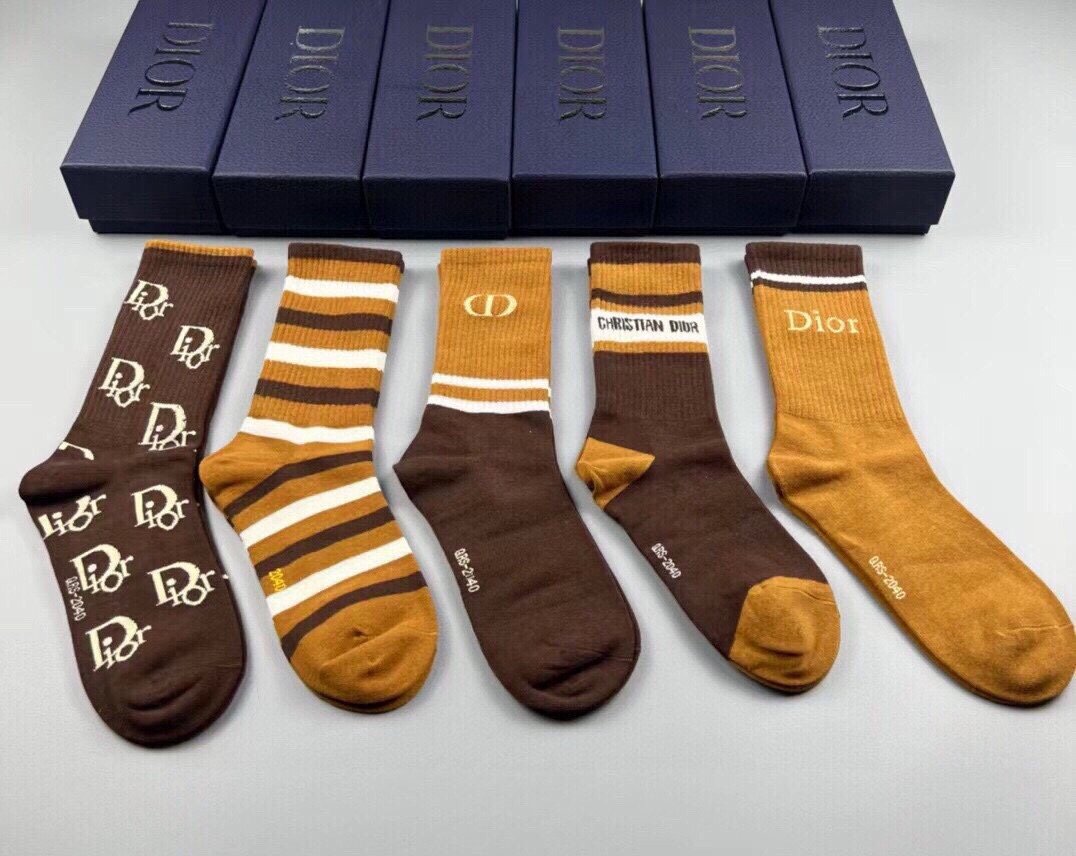 Dior迪奥️D家新品短款袜子️一盒五双纯棉材质上脚柔软舒适经典的D家字母logo炒鸡nice️大牌出街