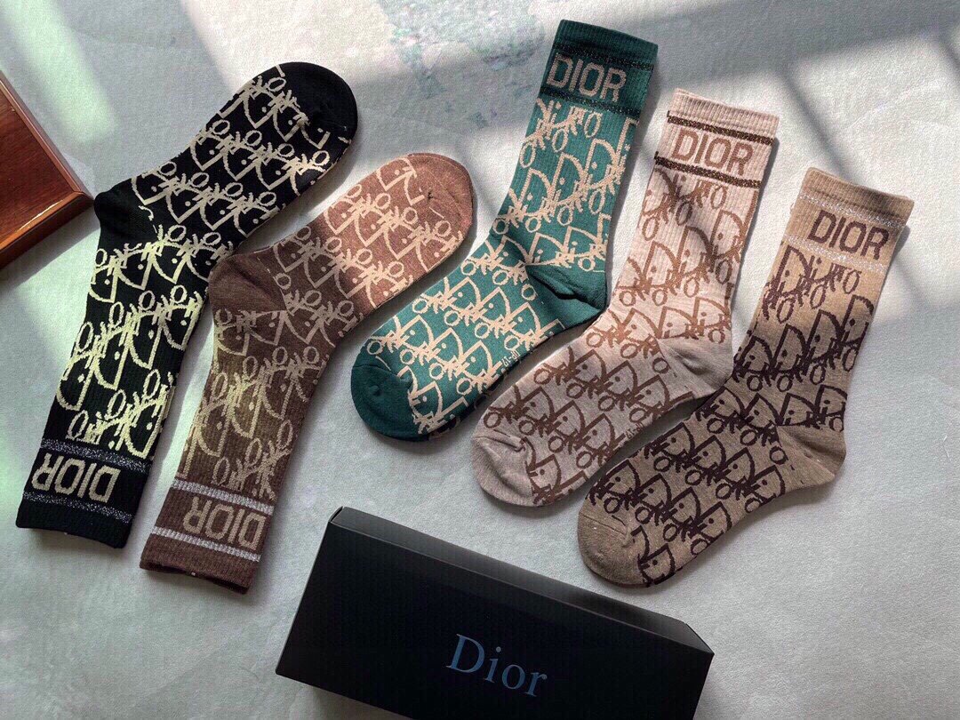 Dior迪奥️D家新品女款中筒袜子️一盒五双纯棉材质上脚柔软舒适满满的老花经典logo炒鸡nice️大牌