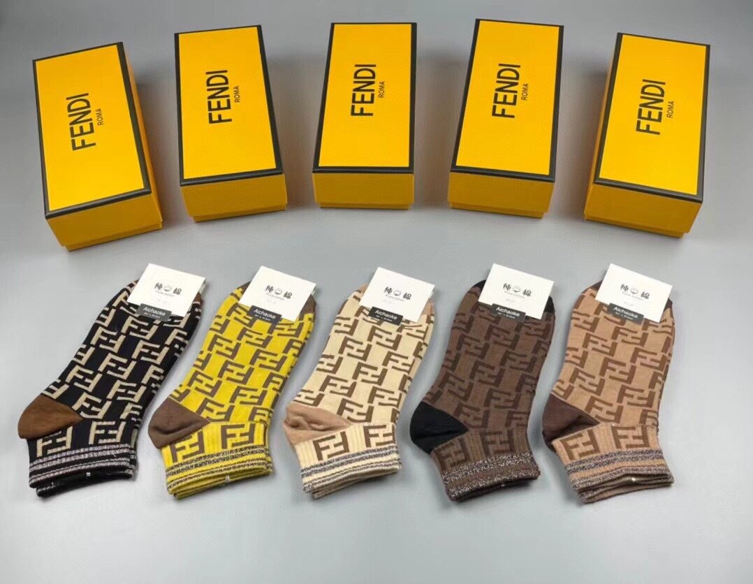 FENDI芬迪️大F新品袜子️一盒五双提花经典的双F标志纯棉材质制造透气舒适超级nice️超火爆小单品大
