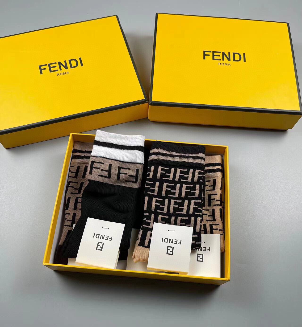 FENDI芬迪️老佛爷家经典中筒女款袜子️一盒五双大F专柜同步超级经典的双F标志纯棉材质制造透气舒适超级