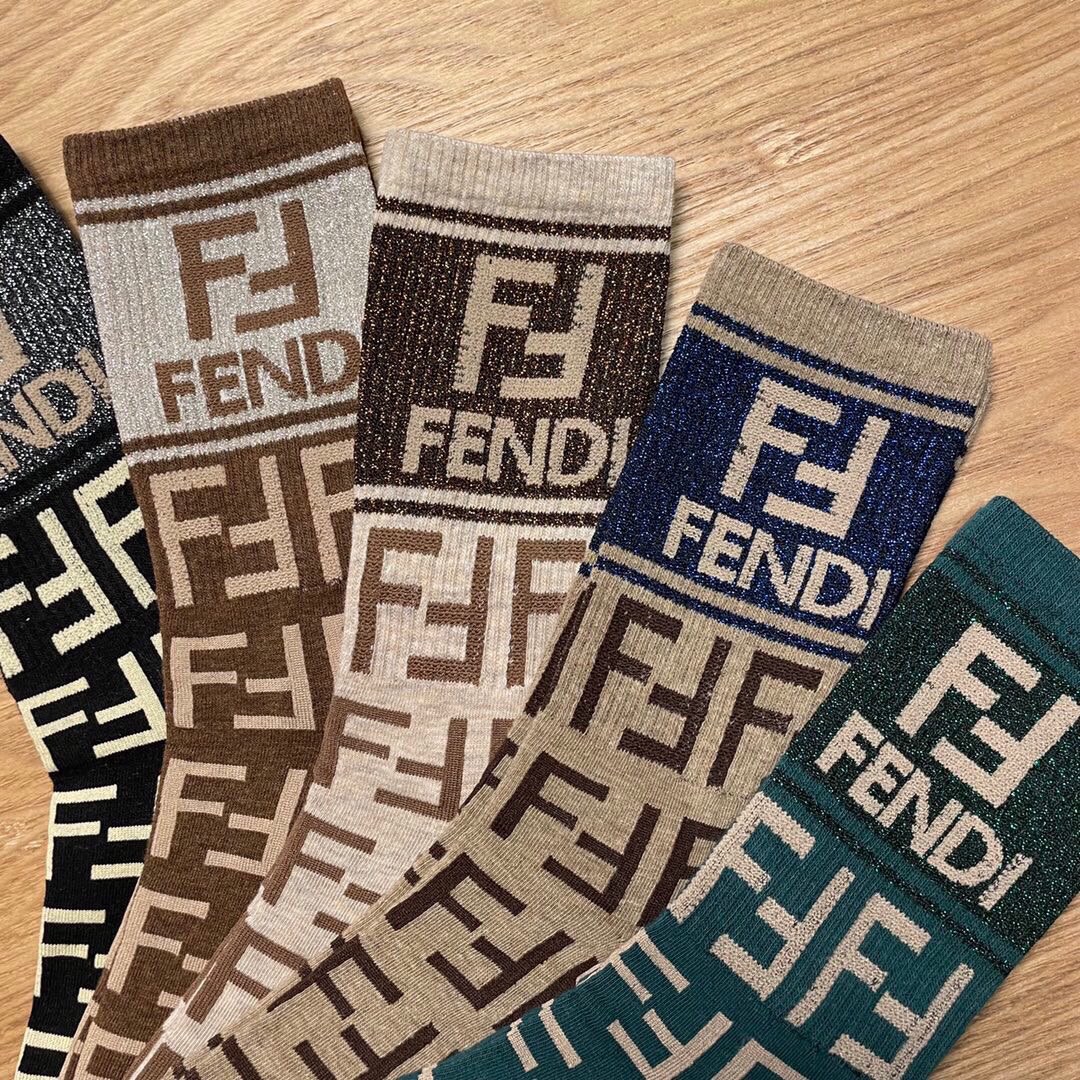 FENDI芬迪️老佛爷家新品中筒女款袜子️一盒五双大F专柜同步超级经典的双F标志纯棉材质制造透气舒适超级