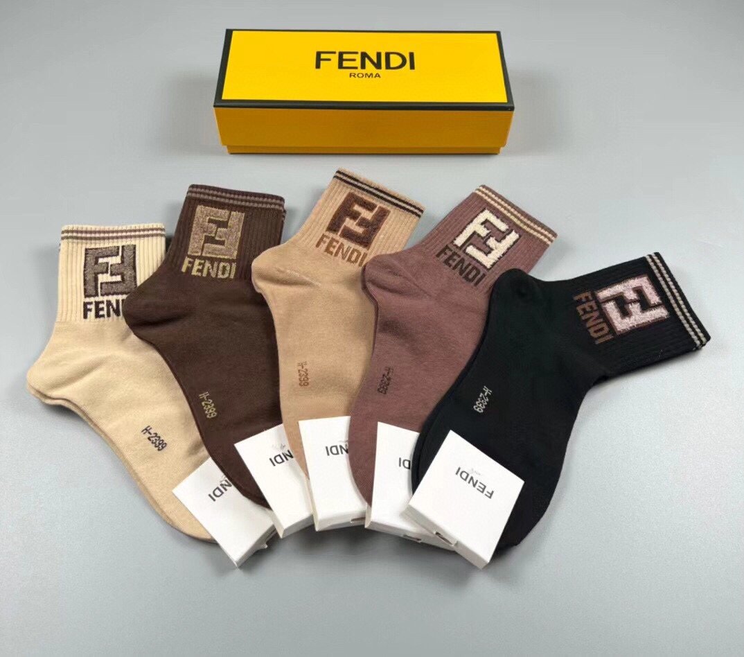 FENDI芬迪️FF家新品中筒女款袜子️一盒五双超级经典的双F标志纯棉材质制造透气舒适超级nice️超火