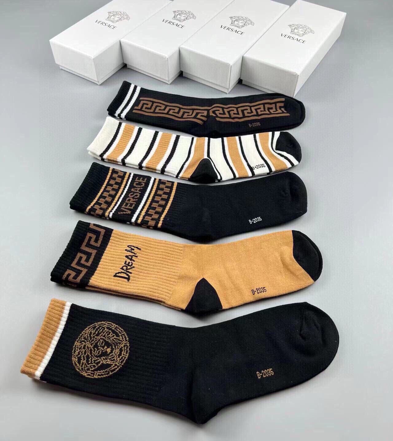 Versace范思哲️新品中筒袜子️一盒五双纯棉材质织造超柔软舒适提花经典美人头字母完全彰显该品牌的低调