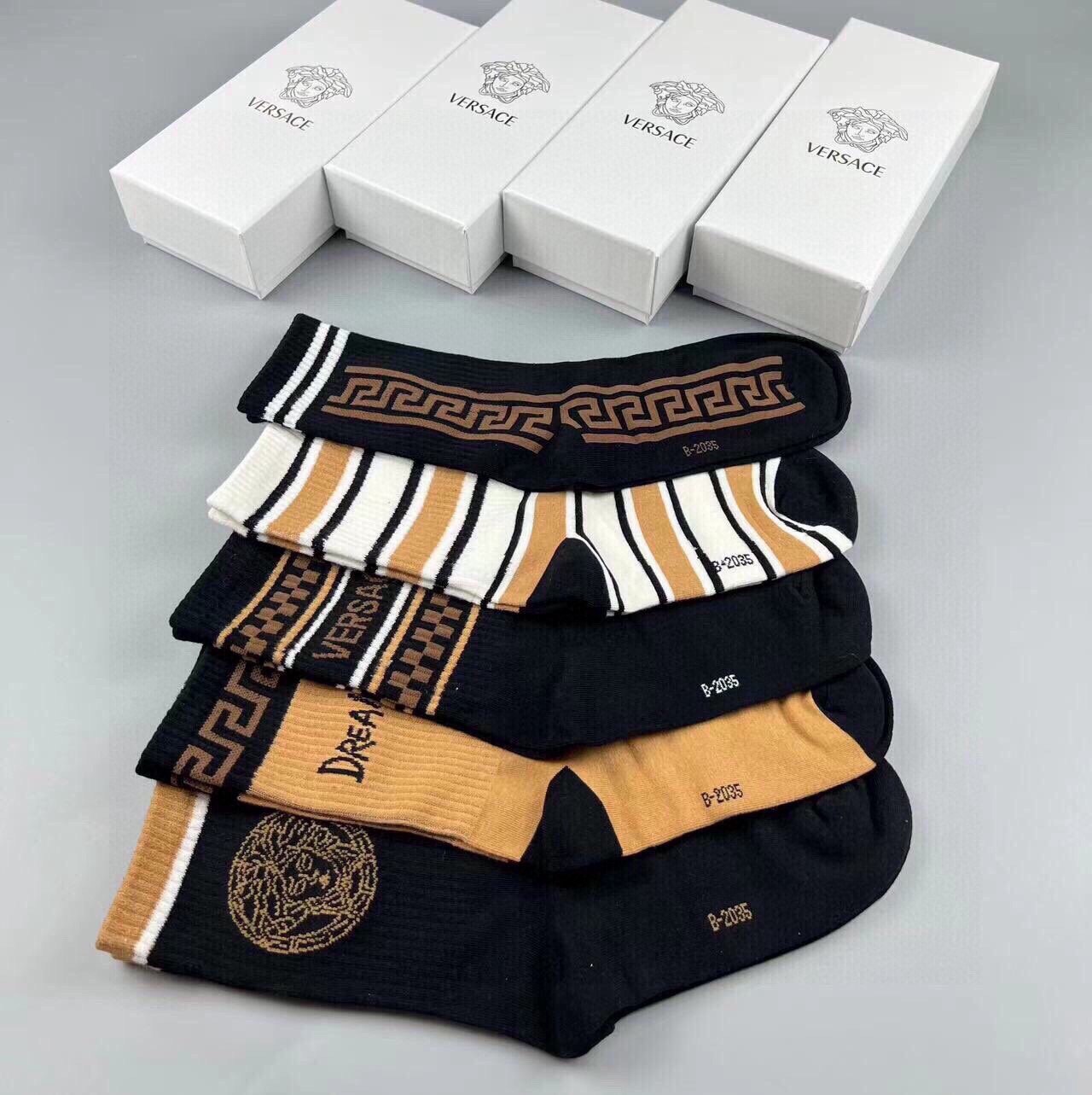 Versace范思哲️新品中筒袜子️一盒五双纯棉材质织造超柔软舒适提花经典美人头字母完全彰显该品牌的低调