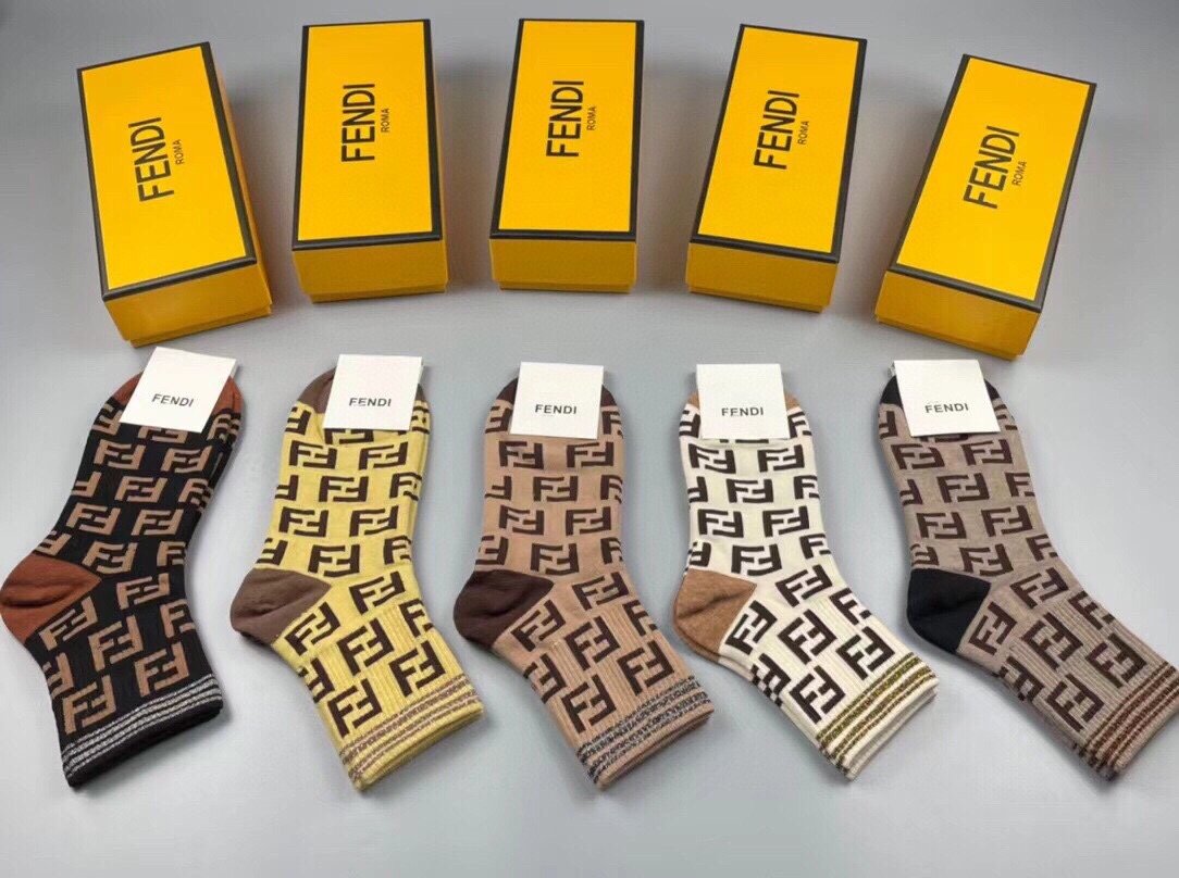 FENDI芬迪️FF家新品中筒女款袜子️一盒五双超级经典的双F标志纯棉材质制造透气舒适超级nice️超火