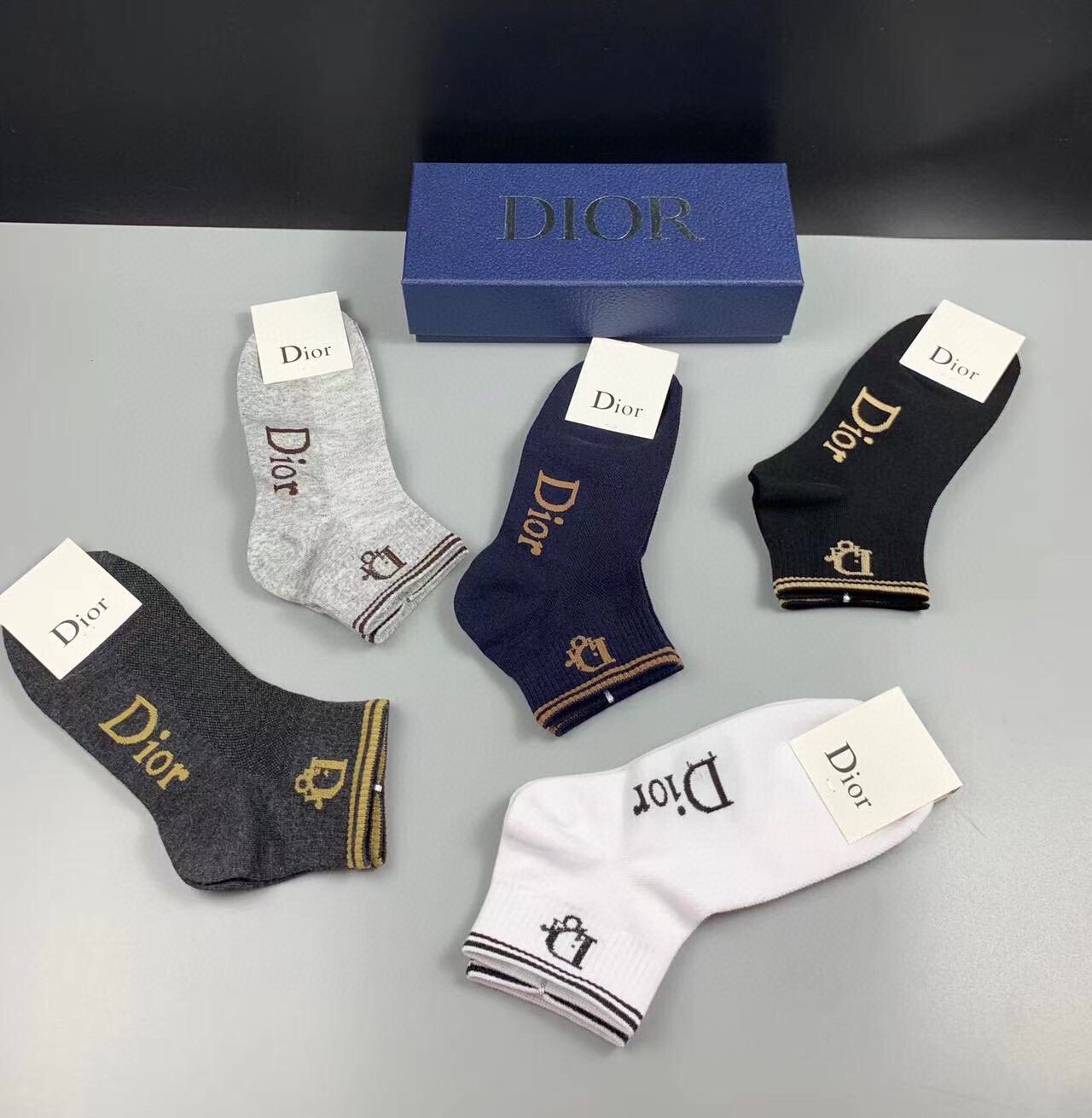Dior迪奥️D家新品短款袜子️一盒五双纯棉材质上脚柔软舒适经典的D家字母logo炒鸡nice️大牌出街