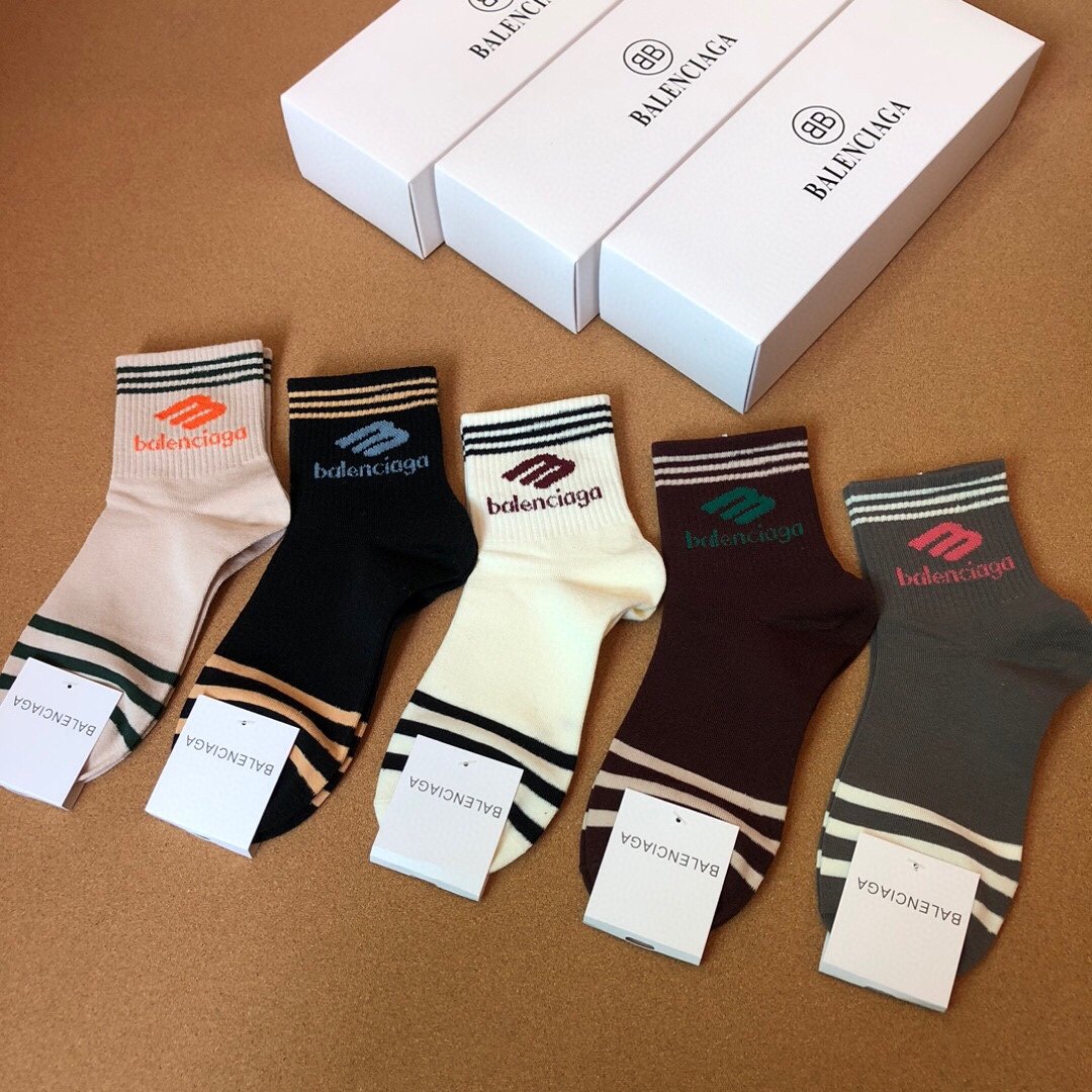 BALENCIAGA巴黎世家️大巴黎新品女款袜子️一盒五双纯棉材质织造上脚柔软舒适精挑细选的颜色搭配最新