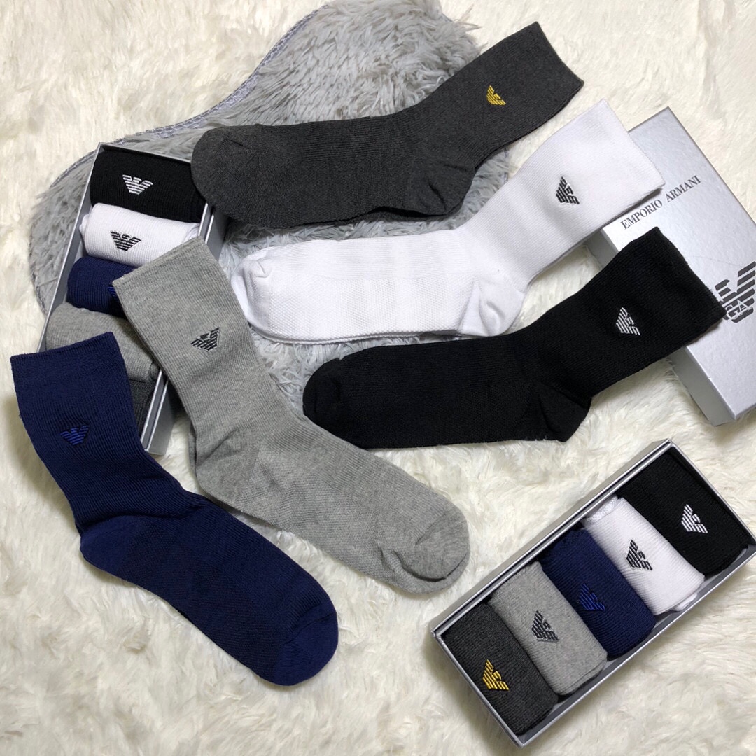 EMPORIOARMANI乔治阿玛尼️新品中筒袜子️一盒五双纯棉材质织造超柔软舒适罗口刺绣阿玛尼经典标志