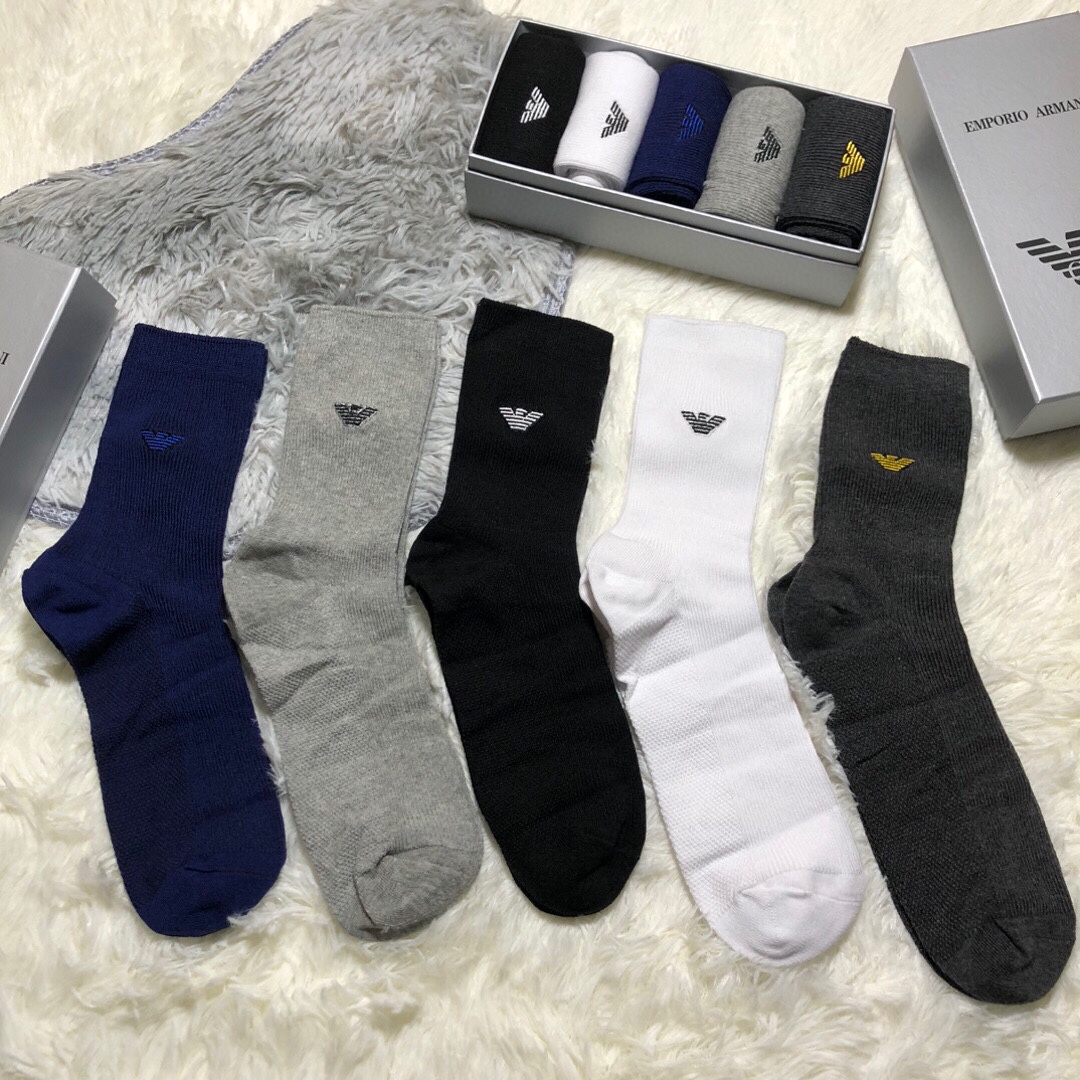 EMPORIOARMANI乔治阿玛尼️新品中筒袜子️一盒五双纯棉材质织造超柔软舒适罗口刺绣阿玛尼经典标志