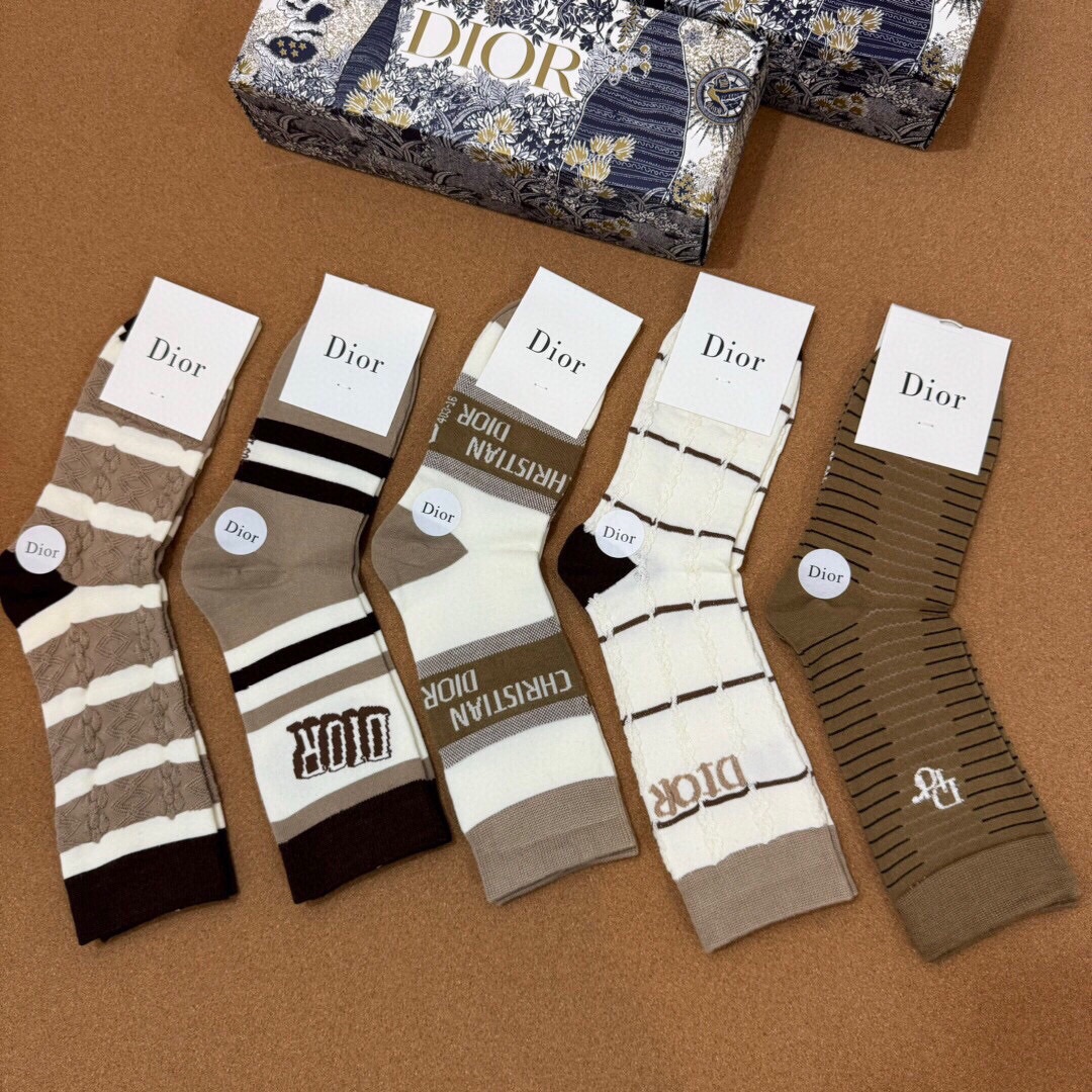 Dior迪奥️D家新品女款袜子️一盒五双提花经典标志竹棉材质织造轻薄透气柔软舒适超火爆小单品大牌出街潮人