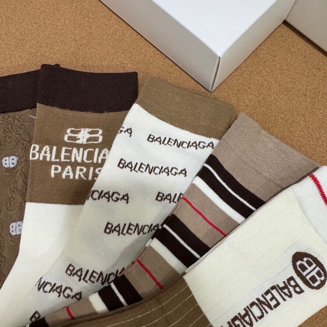 BALENCIAGA巴黎世家️大巴黎新品女款袜子️一盒五双竹棉材质织造上脚柔软舒适精挑细选的颜色搭配最新