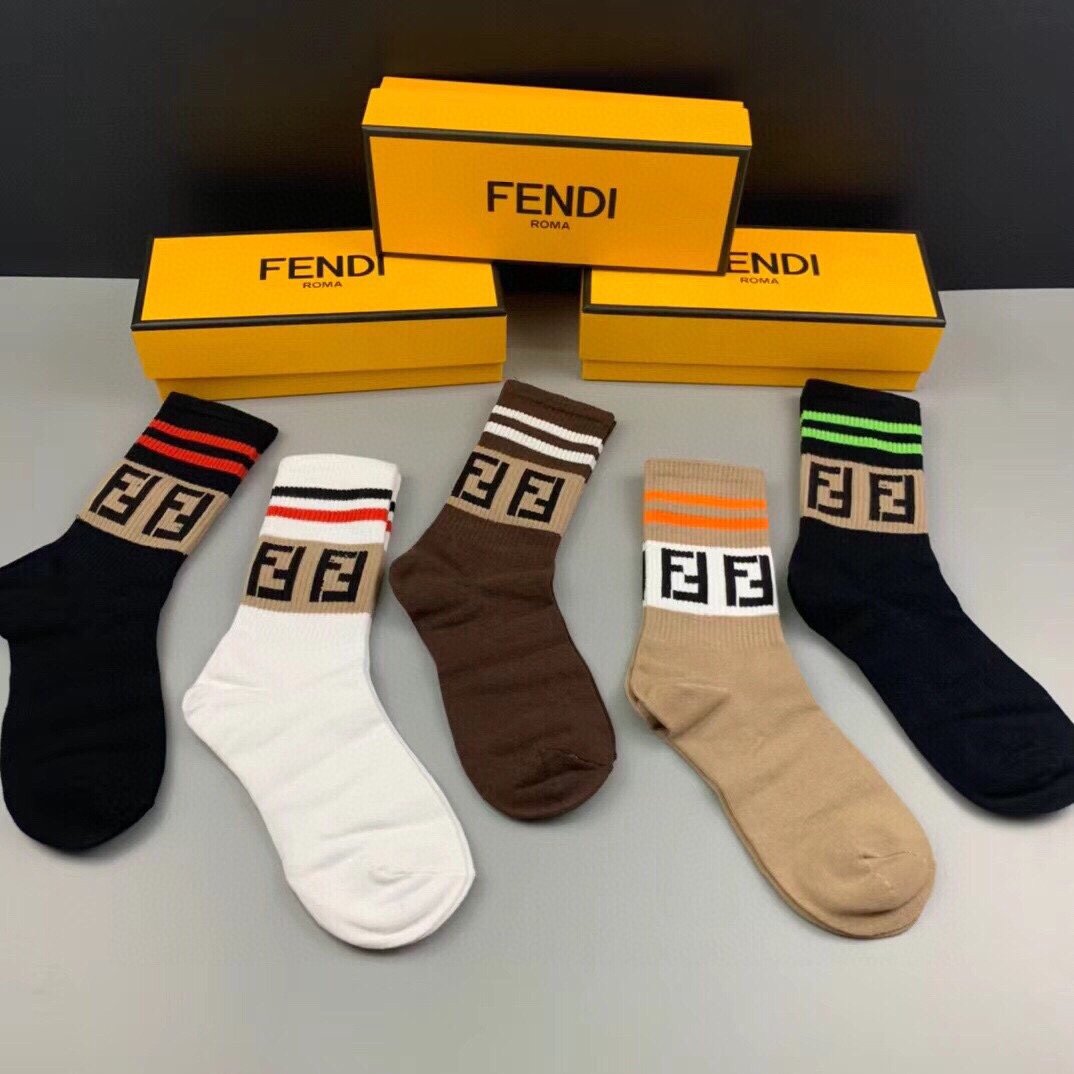 FENDI芬迪️FF经典中筒女款袜子️一盒五双超级经典的双F标志纯棉材质制造透气舒适超级nice️超火爆
