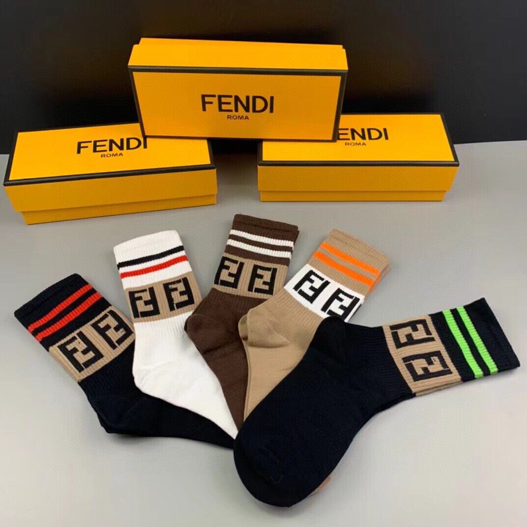 FENDI芬迪️FF经典中筒女款袜子️一盒五双超级经典的双F标志纯棉材质制造透气舒适超级nice️超火爆