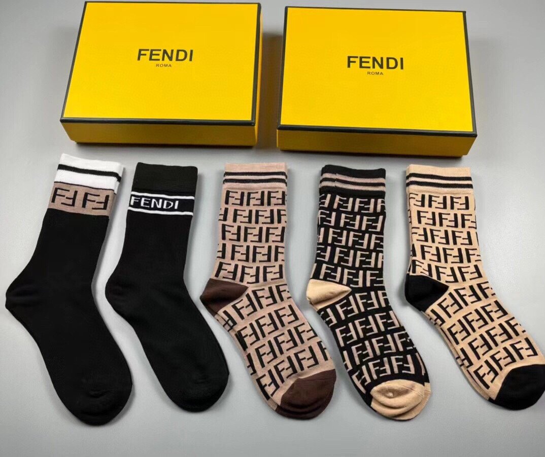 FENDI芬迪️老佛爷家经典中筒女款袜子️一盒五双大F专柜同步超级经典的双F标志纯棉材质制造透气舒适超级