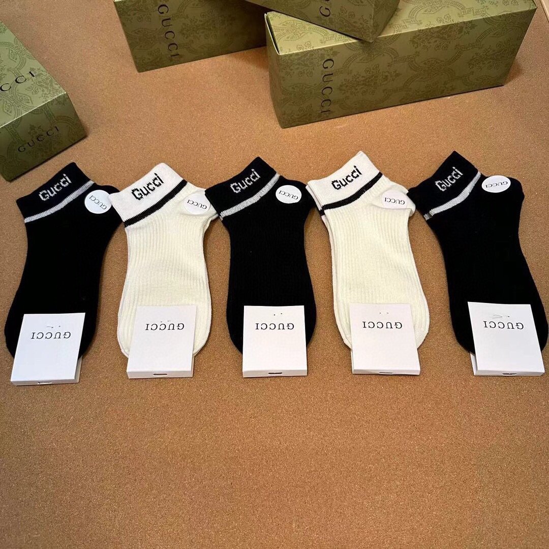 Gucci古奇️G家新品女款短袜️一盒五双纯棉材质提花Gucci字母标志简单大气实物超漂亮经超火爆小单品