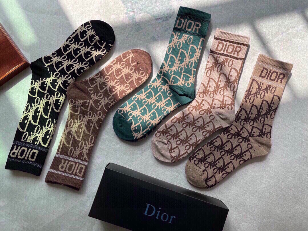 Dior迪奥️D家新品女款中筒袜子️一盒五双纯棉材质上脚柔软舒适满满的老花经典logo炒鸡nice️大牌