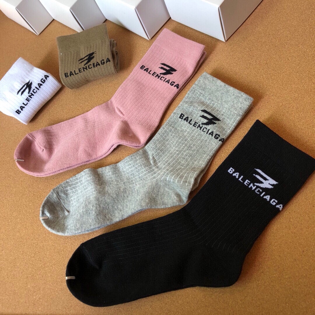 BALENCIAGA巴黎世家️大巴黎新品女款长筒袜子️一盒五双纯棉材质织造上脚柔软舒适精挑细选的颜色搭配
