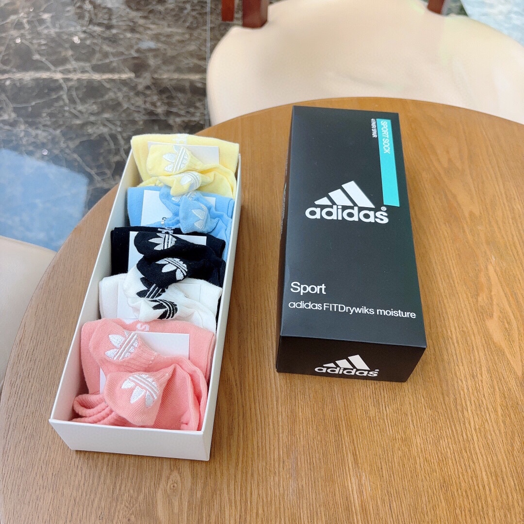 Adidas阿迪达斯️火爆全网的三叶草️️logo超级nice️️设计惊艳绝伦超级好看️ins今年超火爆