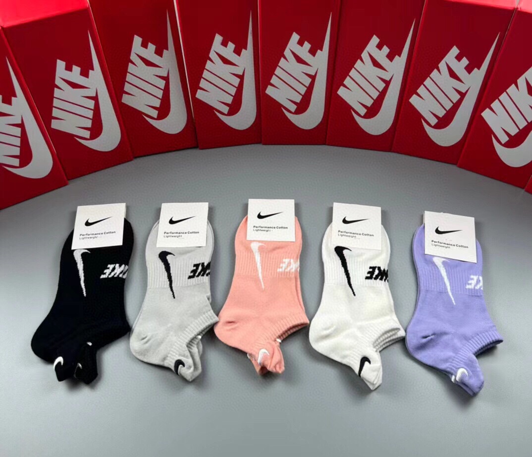 NIKE耐克新品女款短袜️JUSTDOIT.️logo超级nice️火爆全网的马卡龙色系️罗口处设计惊艳