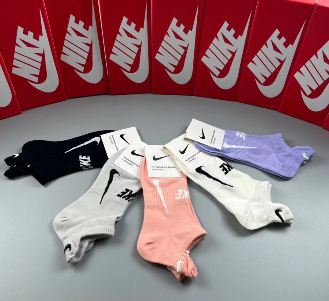 NIKE耐克新品女款短袜️JUSTDOIT.️logo超级nice️火爆全网的马卡龙色系️罗口处设计惊艳