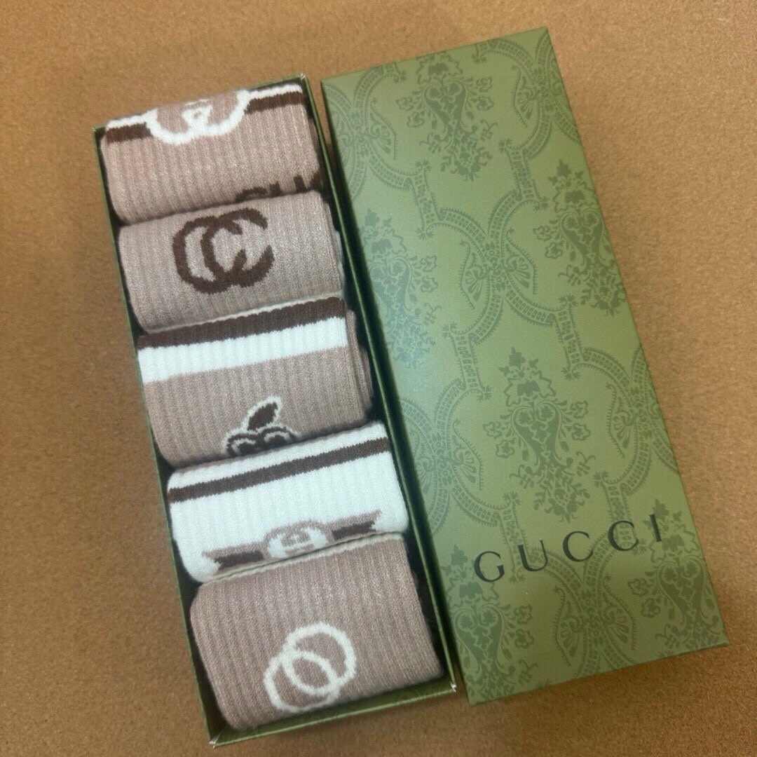 Gucci古奇️G家新品女款高筒兔绒袜兔绒材质️️护肤蓄热️️一盒五双身提花经典G家字母标志超级吸睛实物