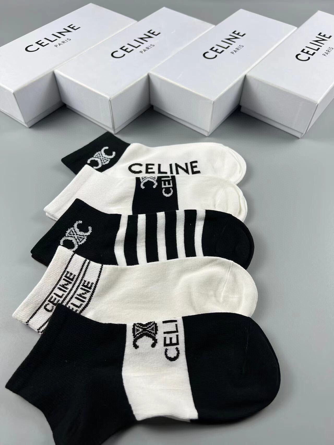 CELINE赛琳️新品女款短袜子一盒五双提花经典标志纯棉材质制造透气舒适超级nice️超火爆小单品大牌出