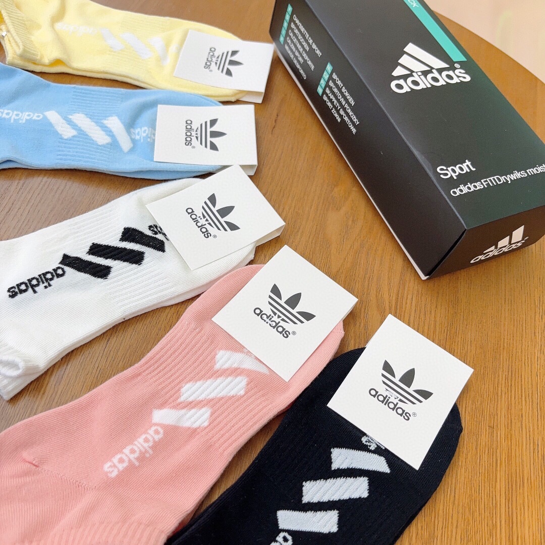 Adidas阿迪达斯️火爆全网的三叶草️️logo超级nice️️设计惊艳绝伦超级好看️ins今年超火爆