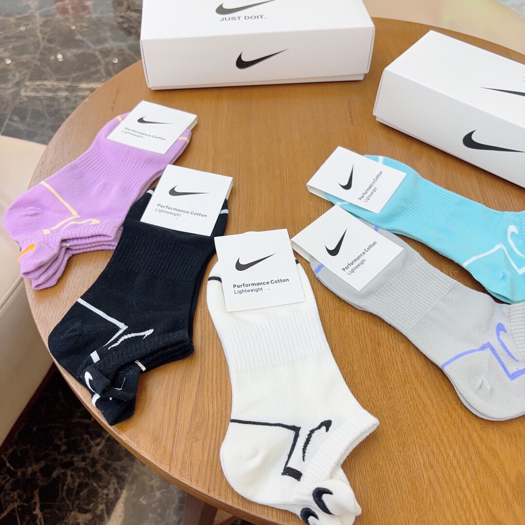 NIKE耐克新品女款短袜️JUSTDOIT.️logo超级nice️火爆全网的马卡龙色系️罗口处设计惊艳