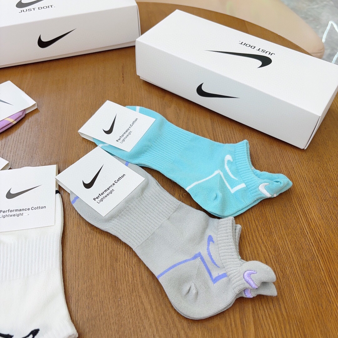 NIKE耐克新品女款短袜️JUSTDOIT.️logo超级nice️火爆全网的马卡龙色系️罗口处设计惊艳