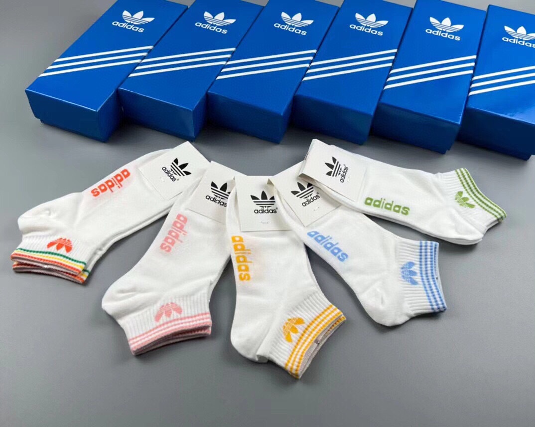 Adidas阿迪达斯️新品女款小白袜火爆全网的三叶草️️logo超级nice️️设计惊艳绝伦超级好看️i