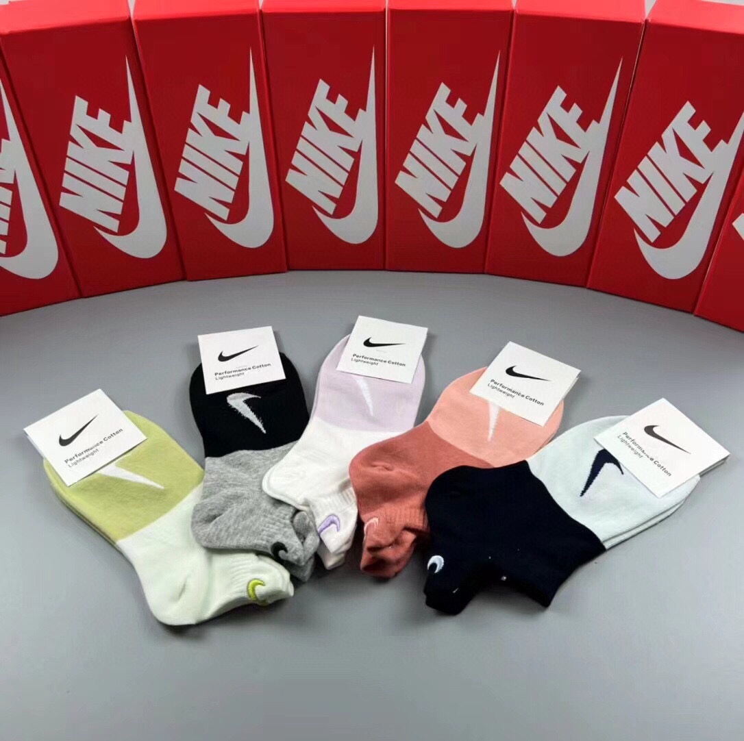 NIKE耐克新品女款短袜️JUSTDOIT.️logo超级nice️火爆全网的马卡龙色系️罗口处设计惊艳