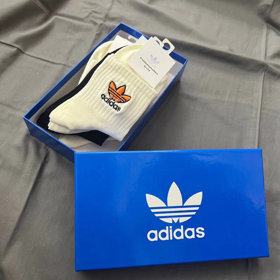 Adidas阿迪达斯️三叶草新品中筒袜子️彩绣经典标志️ins今年超火爆元素单品️精梳棉材质非常柔软舒适