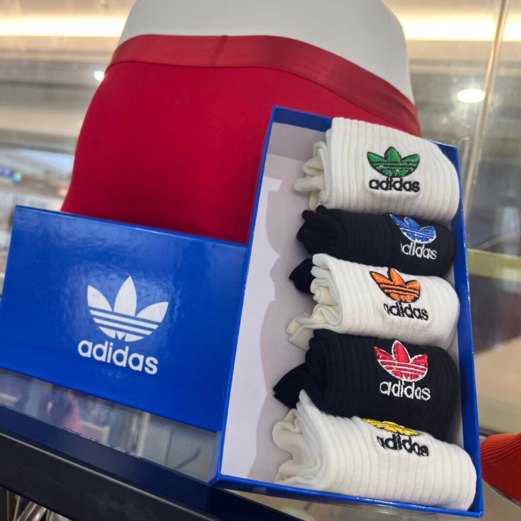 Adidas阿迪达斯️三叶草新品中筒袜子️彩绣经典标志️ins今年超火爆元素单品️精梳棉材质非常柔软舒适