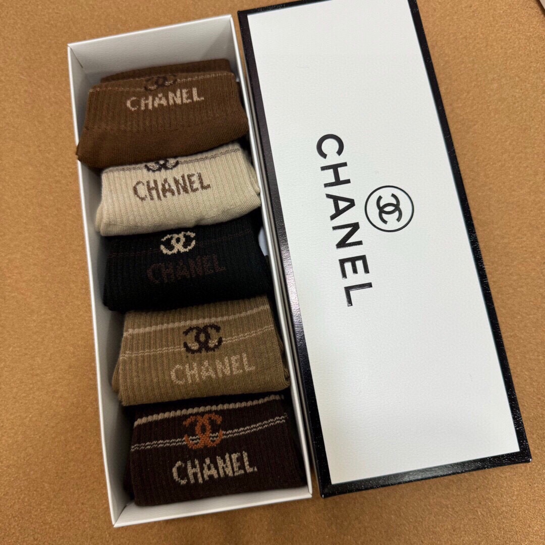 CHANEL香奈儿️香奶奶家新品女款袜子️一盒五双纯棉材质柔软舒适透气提花经典品牌logo炒鸡nice专