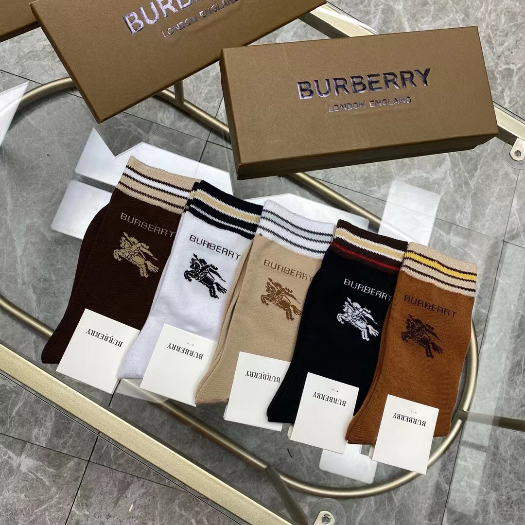 Burberry巴宝莉️大B家新品女款高筒袜子️一盒五双格子设计搭配战马logo简单大气实物超漂亮超火爆