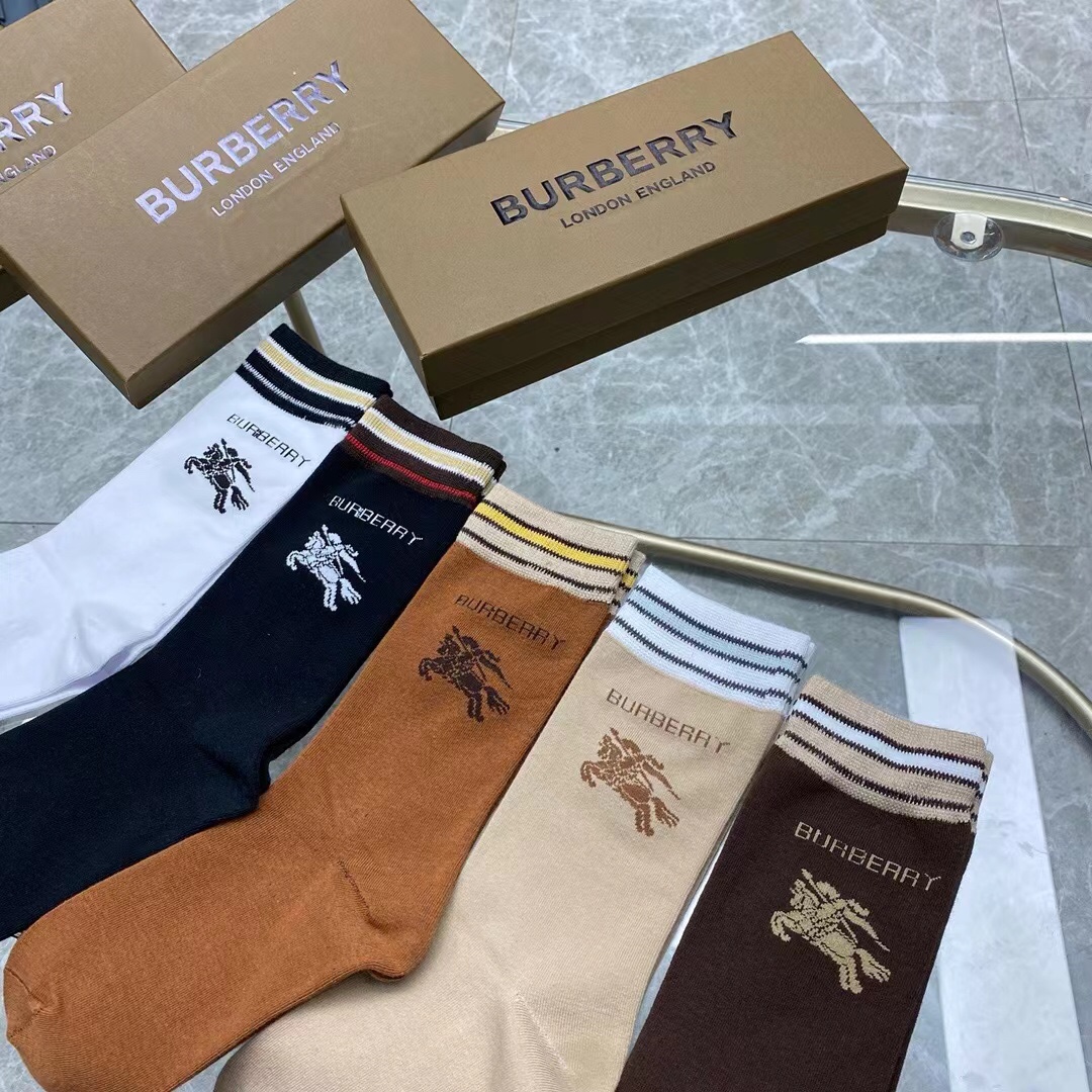 Burberry巴宝莉️大B家新品女款高筒袜子️一盒五双格子设计搭配战马logo简单大气实物超漂亮超火爆