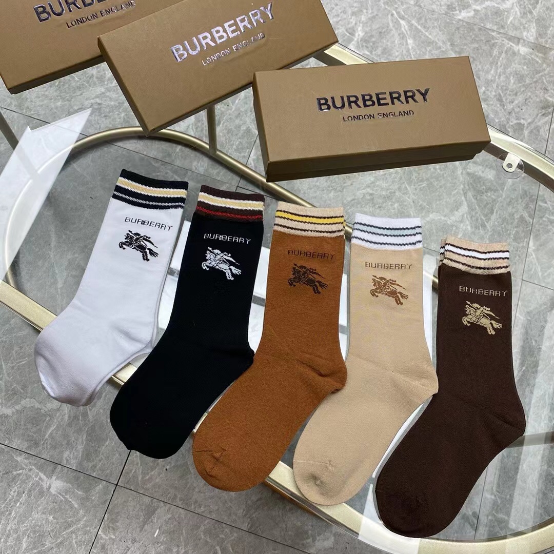 Burberry巴宝莉️大B家新品女款高筒袜子️一盒五双格子设计搭配战马logo简单大气实物超漂亮超火爆