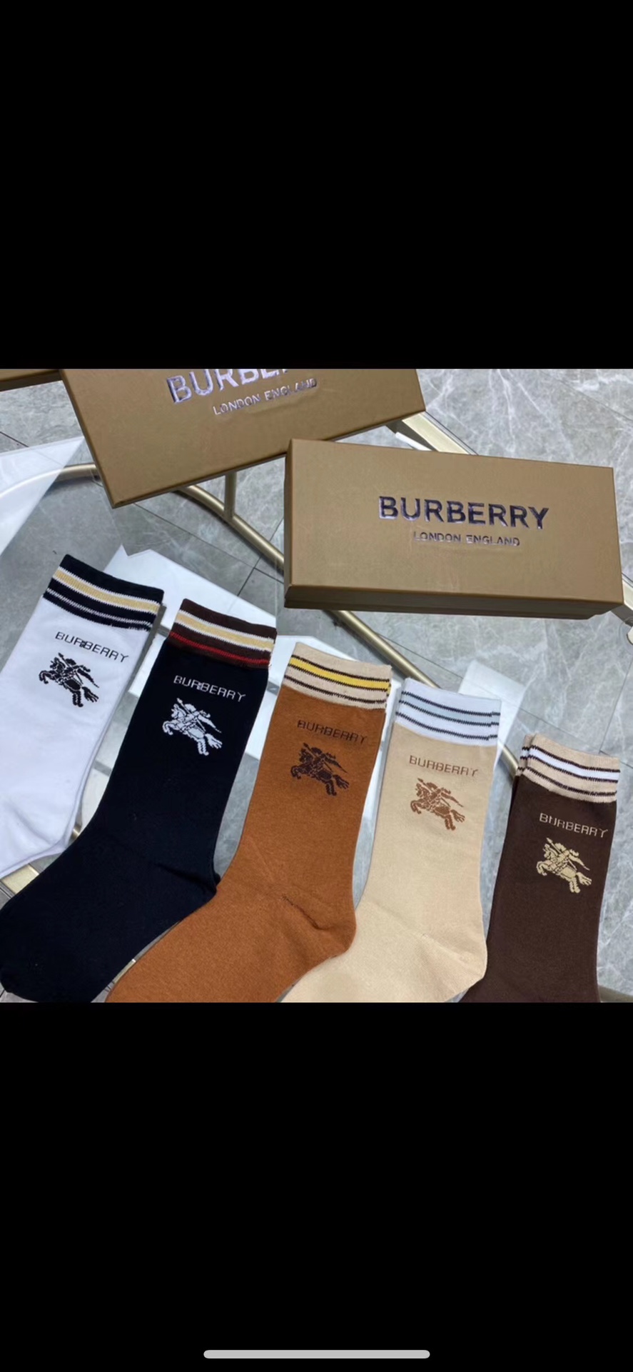 Burberry巴宝莉️大B家新品女款高筒袜子️一盒五双格子设计搭配战马logo简单大气实物超漂亮超火爆