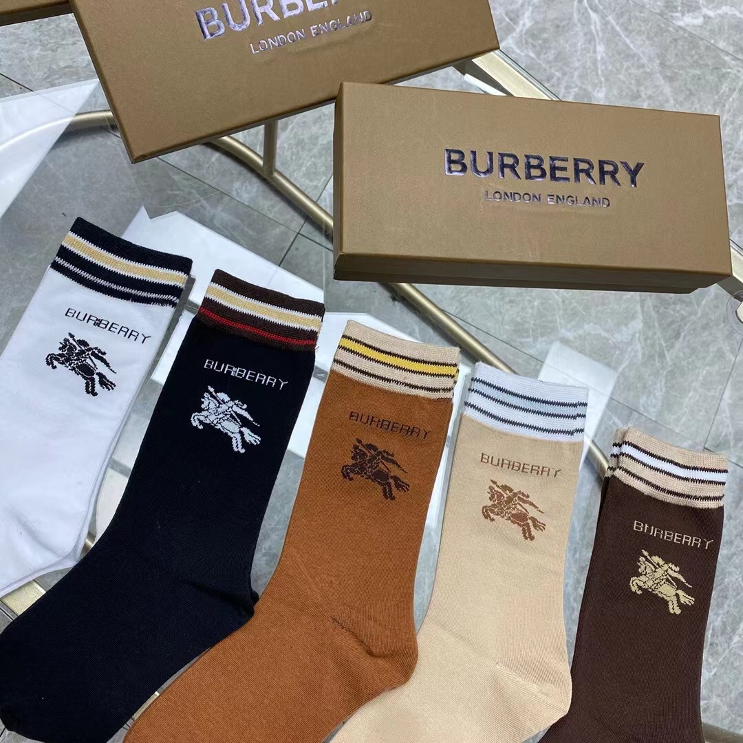 Burberry巴宝莉️大B家新品女款高筒袜子️一盒五双格子设计搭配战马logo简单大气实物超漂亮超火爆